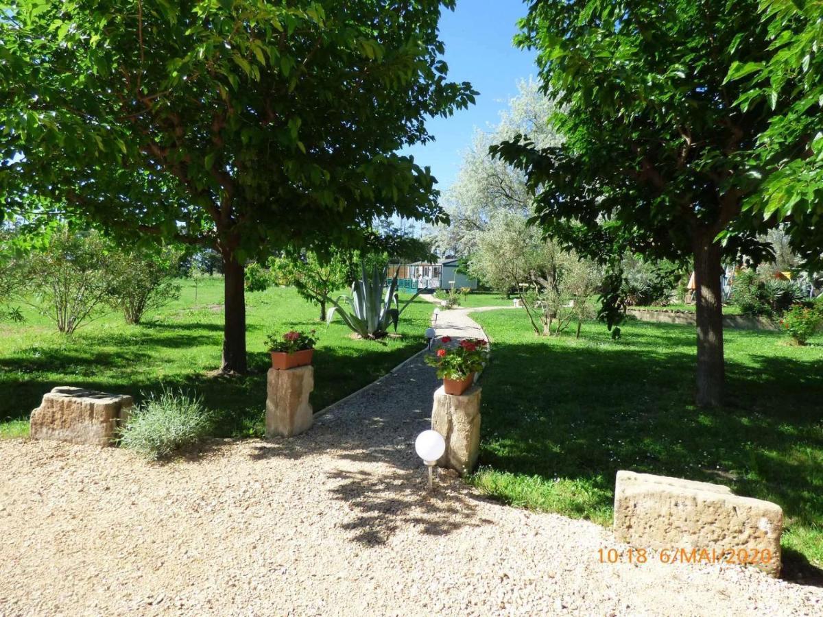 Mas Maurane-Roulotte Avec Spa Prive Aux Portes D'Arles Tarascon Bagian luar foto