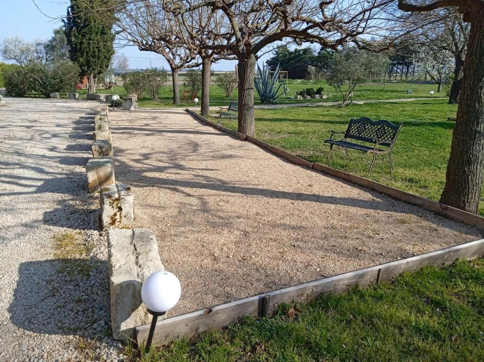 Mas Maurane-Roulotte Avec Spa Prive Aux Portes D'Arles Tarascon Bagian luar foto